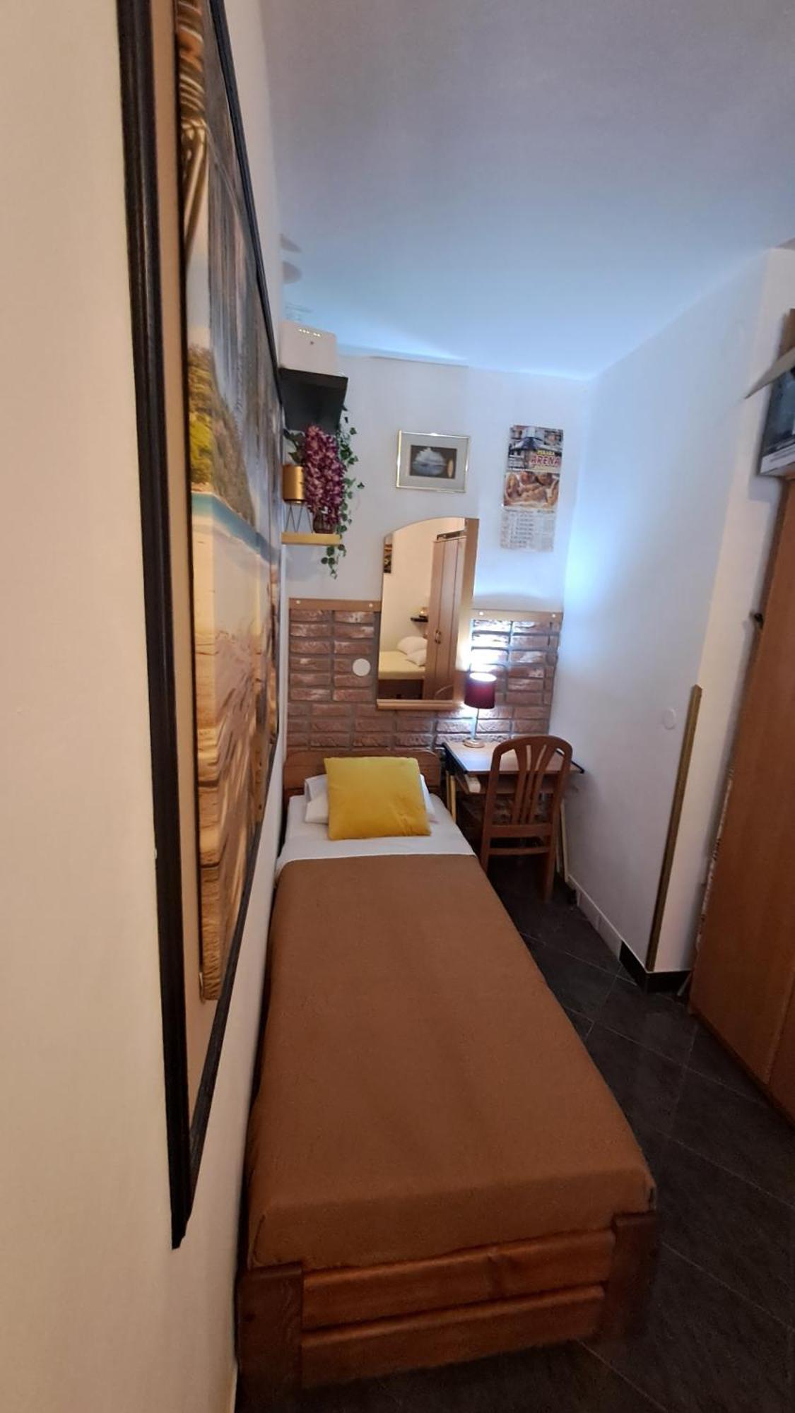 Red Gold Apartment بولا المظهر الخارجي الصورة