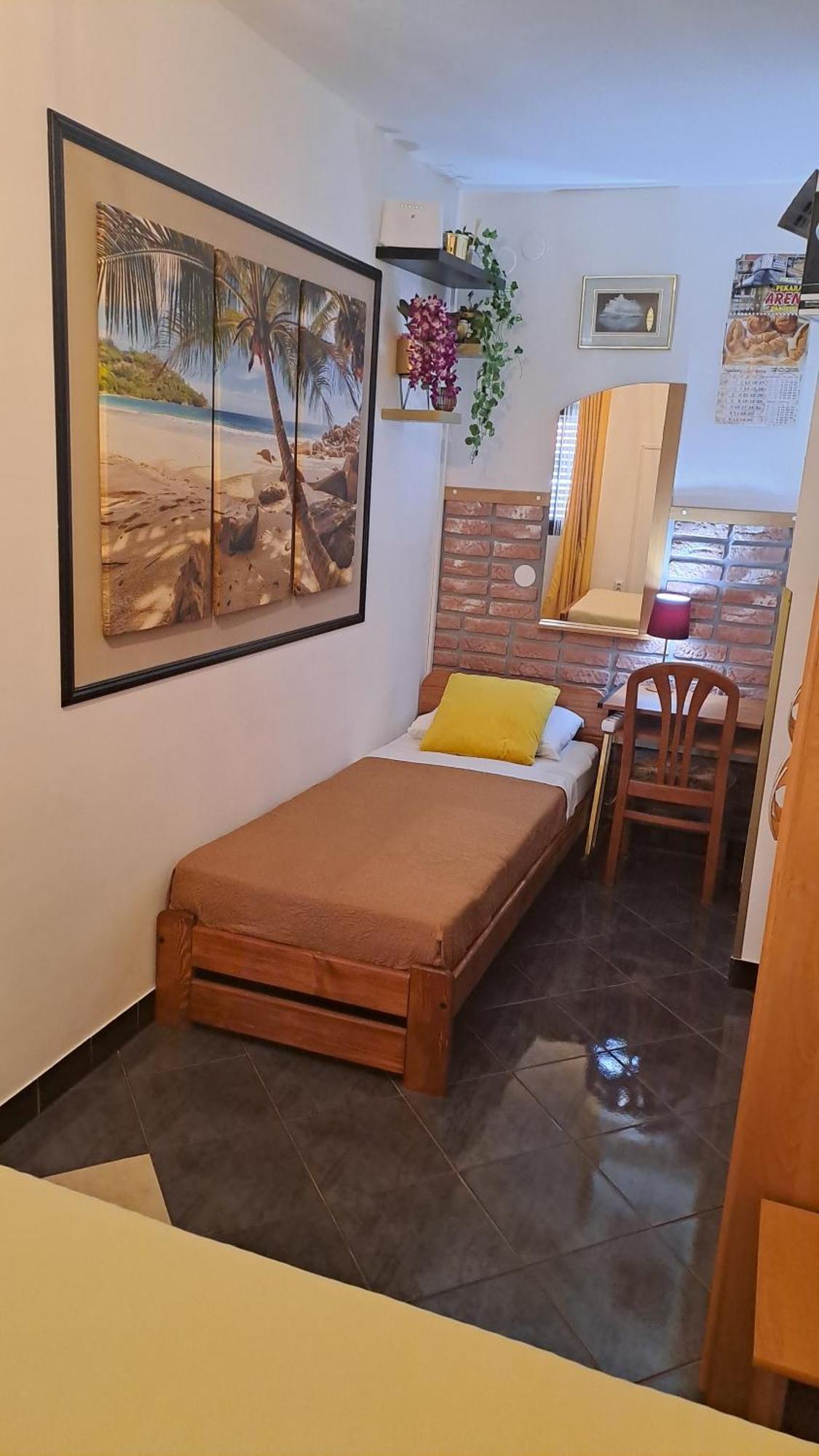 Red Gold Apartment بولا المظهر الخارجي الصورة